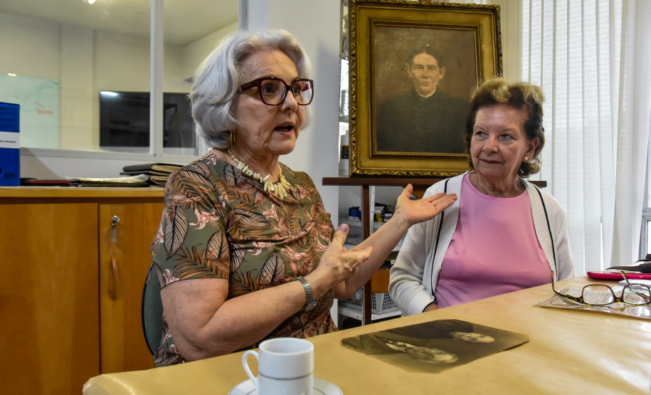 Memórias em acervo: descendentes reencontram pintura da tataravó no Museu Casa Alfredo Andersen. Foto: Kraw Penas/SEEC