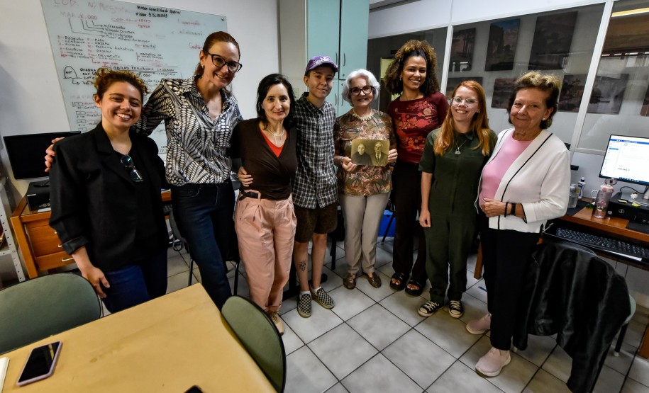 Memórias em acervo: descendentes reencontram pintura da tataravó no Museu Casa Alfredo Andersen. Foto: Kraw Penas/SEEC