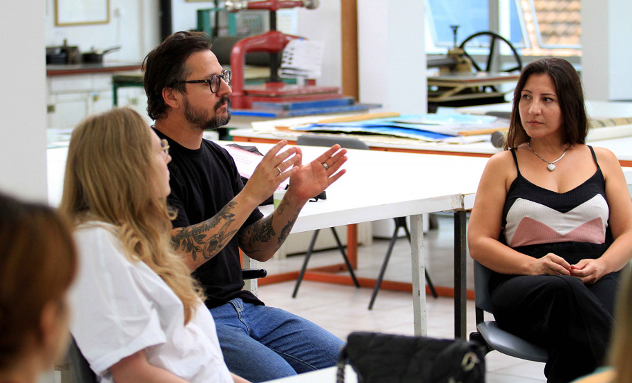 Alunos da Academia Alfredo Andersen inauguram exposição no centro histórico de Curitiba nesta quinta