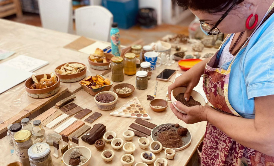 “Guia Prático para Uso de Argila Silvestre” será lançado no Museu Casa Alfredo Andersen na próxima terça. Foto: Divulgação Inara Vidal