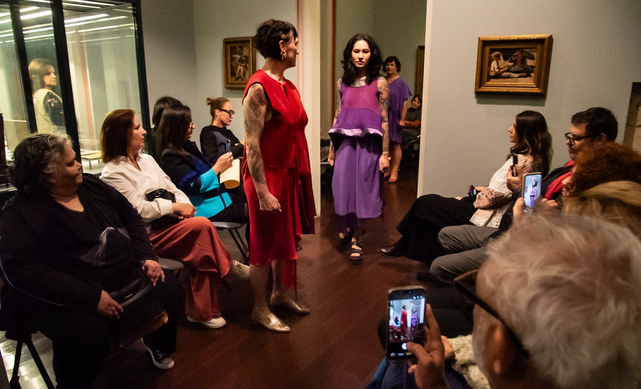 Desfile de marca autoral paranaense encerra residência artística da H-AL no Museu Casa Alfredo Andersen
