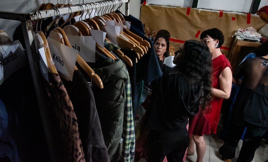 Desfile de marca autoral paranaense encerra residência artística da H-AL no Museu Casa Alfredo Andersen