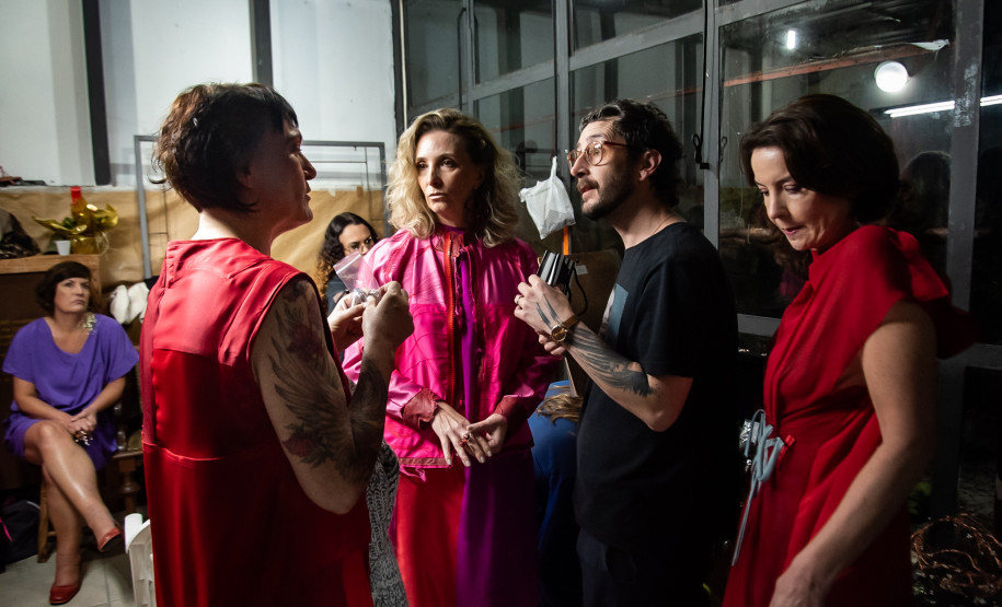 Desfile de marca autoral paranaense encerra residência artística da H-AL no Museu Casa Alfredo Andersen