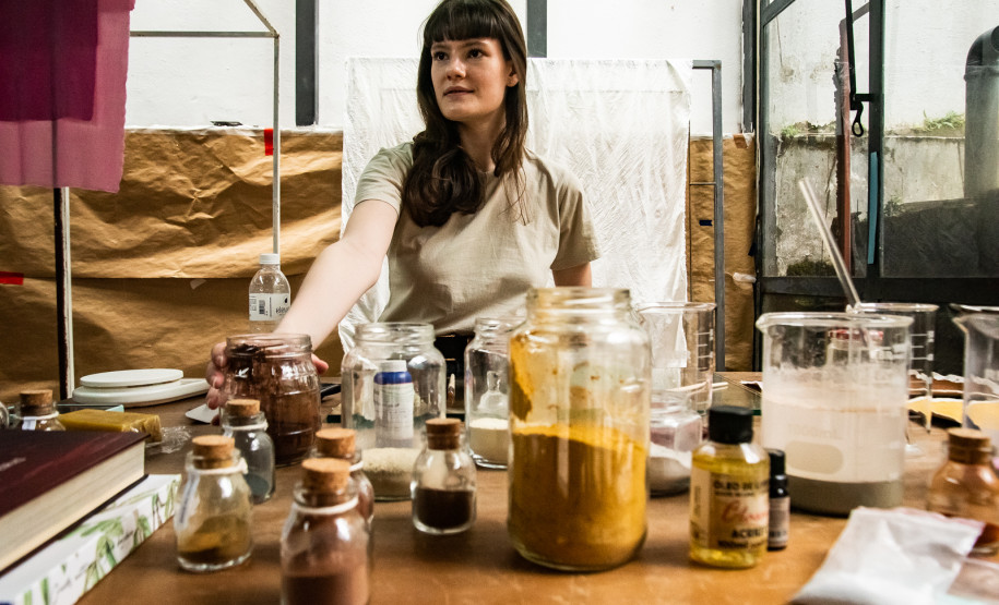 Coloridos por Natureza: artista Bianca Stella é a nova residente da Academia Alfredo Andersen. Foto: Kraw Penas/SEEC