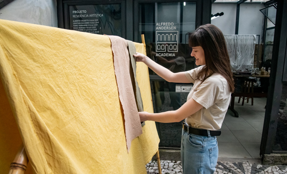 Coloridos por Natureza: artista Bianca Stella é a nova residente da Academia Alfredo Andersen. Foto: Kraw Penas/SEEC
