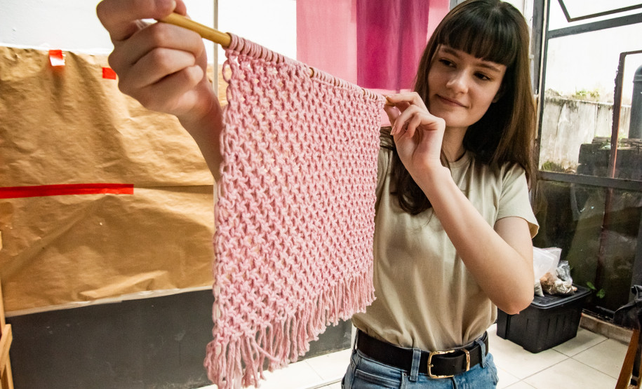 Coloridos por Natureza: artista Bianca Stella é a nova residente da Academia Alfredo Andersen. Foto: Kraw Penas/SEEC