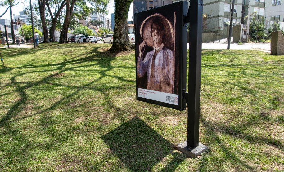Exposição “Calderari – Amar, Além do Mar” inaugura na Praça Alfredo Andersen com presença de diversos artistas. Foto: Kraw Penas/SEEC