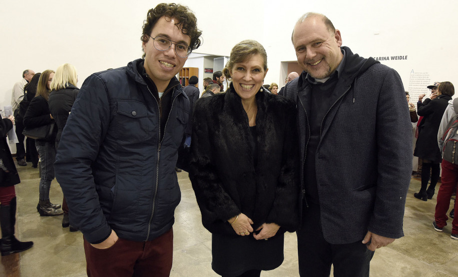 Primeiro colocado Eduardo Freitas, diretora do MAA Debora Russo e o secretário de Estado da Cultura, João Luiz Fiani