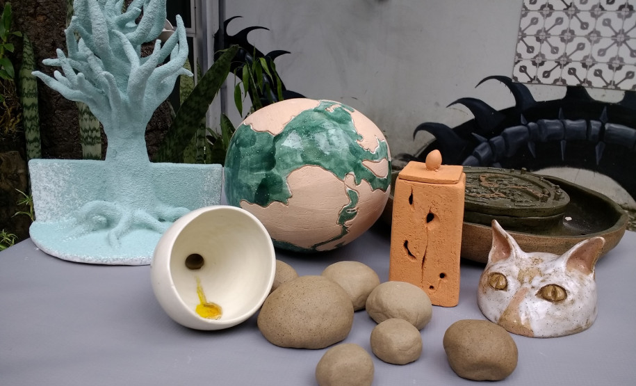 Exposição Projeto Afetivo A mostra é composta por peças em cerâmica, desenhos e pinturas produzidas pelos alunos do ateliê de arte do museu no segundo semestre de 2017.