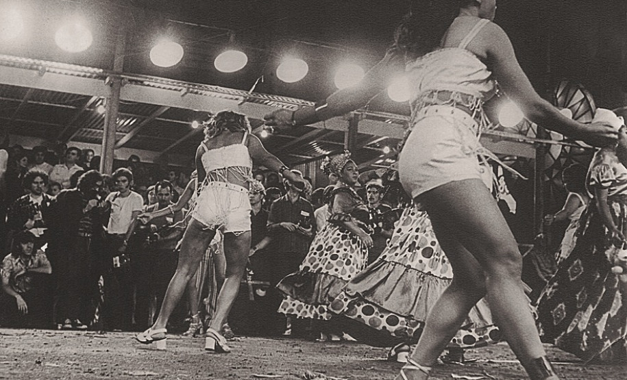 Aproveite o Carnaval para conhecer os museus do Estado Exposição “Mestre Maé da Cuíca: Carnaval, Samba e Futebol” no MPR/PR