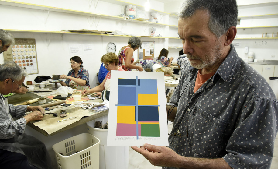 Curso de serigrafia em azulejo é ministrado pelo artista Sergio Moura.