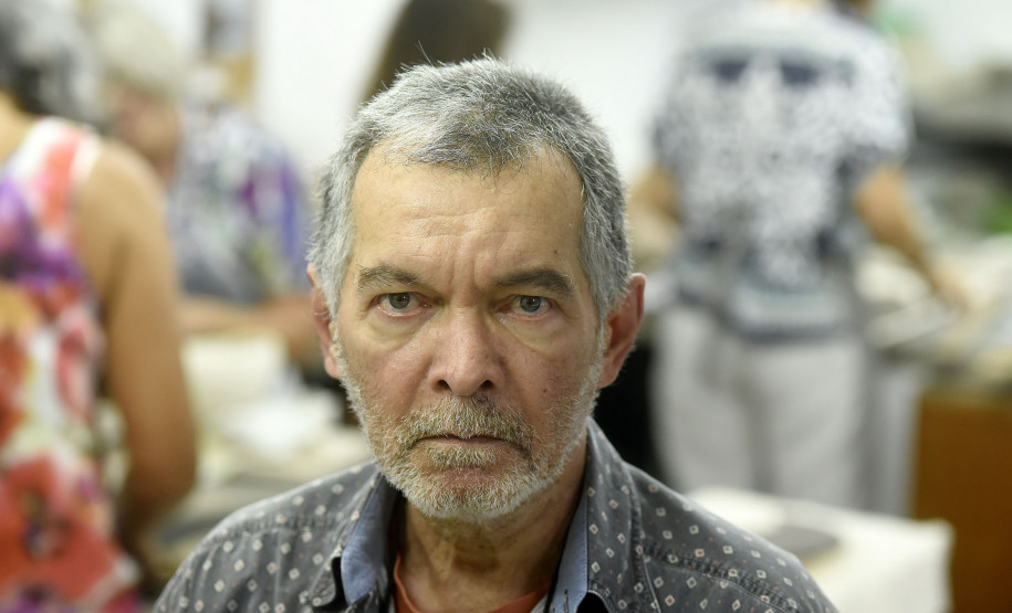 O professor e artista Sergio Moura.