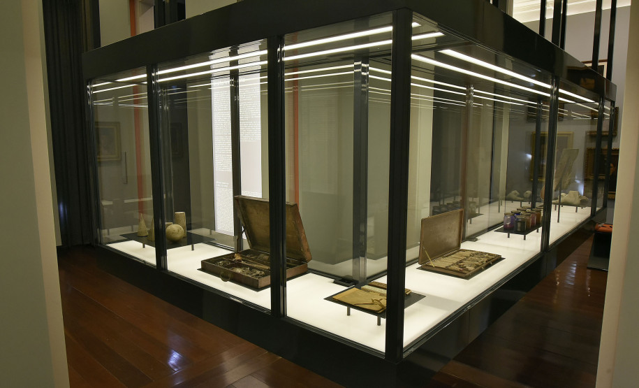 Exposição “in situ/em trânsito” com curadoria de Eliane Prolik e Adolfo Montejo Navas.