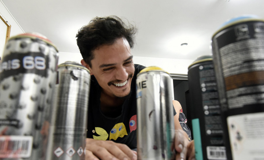 O artista Marciel Conrado ensina as principais técnicas de arte urbana em curso da Academia Alfredo Andersen.
