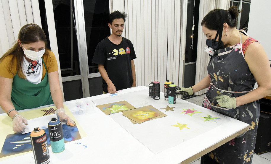 Aulas passam pelas principais técnicas, como stencil, moldes e desenho.