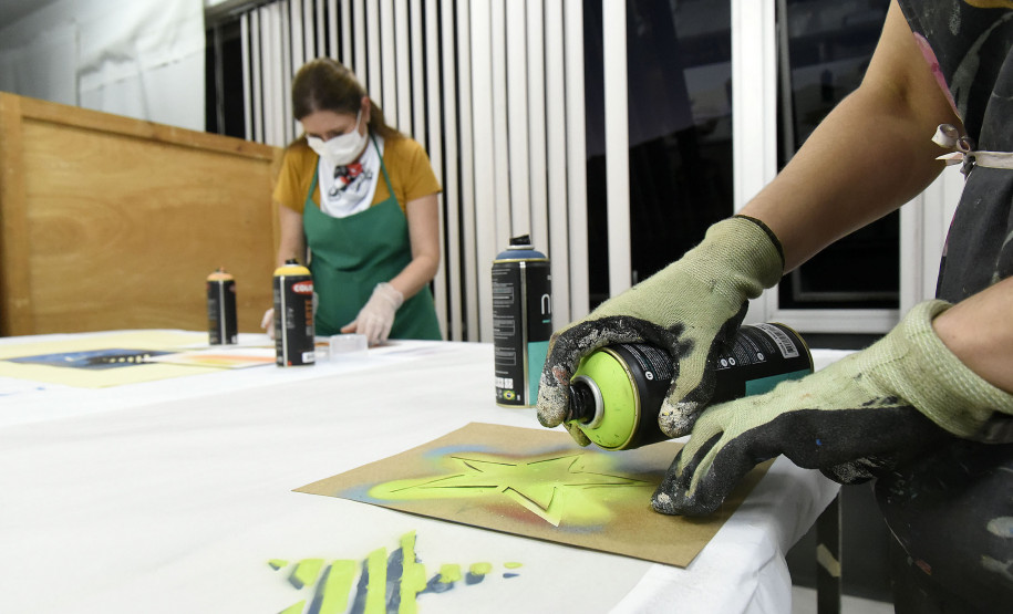 Alunos no curso de Arte Urbana, na Academia Alfredo Andersen.