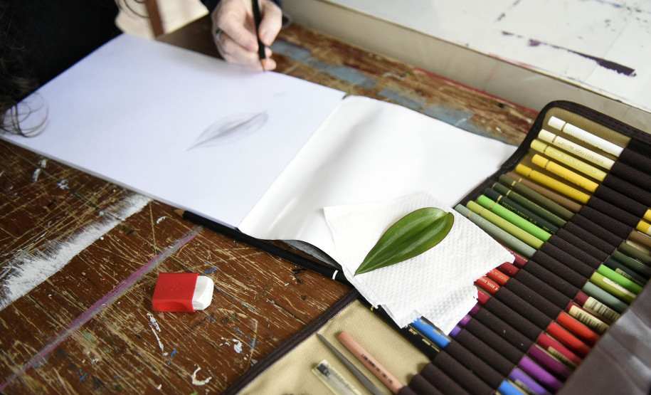 São usadas plantas naturais para a criação dos desenhos.