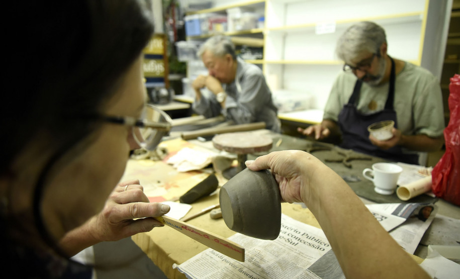 Inscrições para cursos do 2º semestre estão abertas; na foto, aulas de cerâmica.