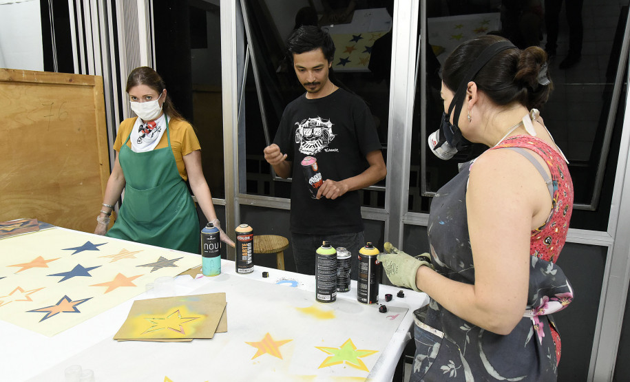 Inscrições para cursos do 2º semestre estão abertas; na foto, aula de arte urbana.