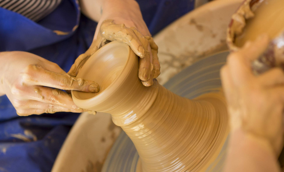 Escola de Cerâmica de La Bisbal Elaboração de peça cerâmica no torno elétrico na Escola de Cerâmica de La Bisbal, na Espanha.