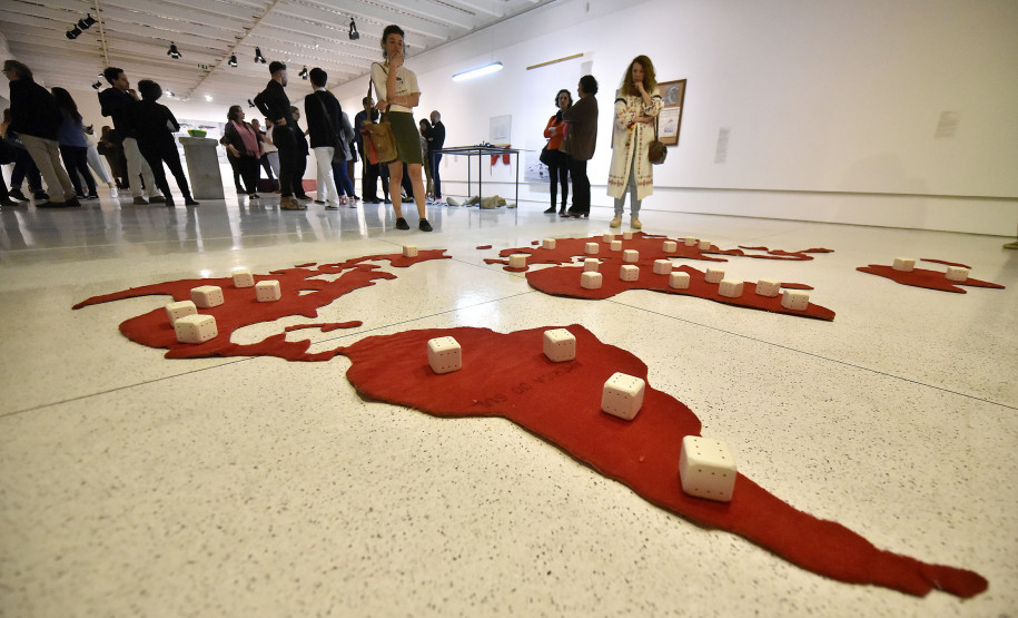 Museus do Estado funcionam em horário especial entre Natal e Ano-Novo Exposição "Pequenos gestos, memórias disruptivas" no Museu de Arte Contemporânea do Paraná (MAC-PR).