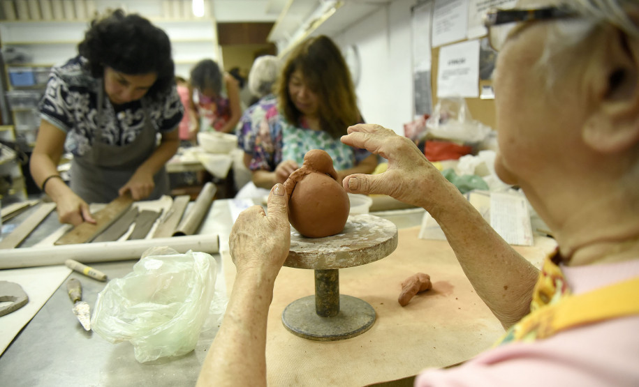 As professoras Juliana Pimenta e Janine Schönfelder conduzem os cursos de Cerâmica que têm turmas de nível iniciante, intermediário e avançado.